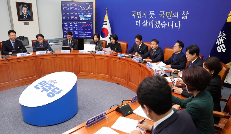 법안 발의 이후 토론과 숙의를 통해 내용을 수정해 나가는 것은 통상적인 입법 과정이다. 그러나 문제는 법안 처리를 주도할 수 있는 다수 의석의 집권 여당이 쟁점에 대한 입장을 정하지 않은 채 상반된 두 법안을 내놓았다는 데 있다. / 뉴시스