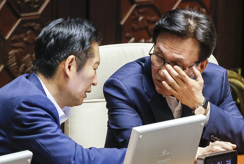 더불어민주당이 조희대 대법원장 탄핵 추진을 놓고 의견이 갈리고 있다. 사진은 김민석 대표와 정청래 전 대표가 지난 8월 26일 국회에서 열린 본회의에서 대화를 나누고 있는 모습. / 뉴시스