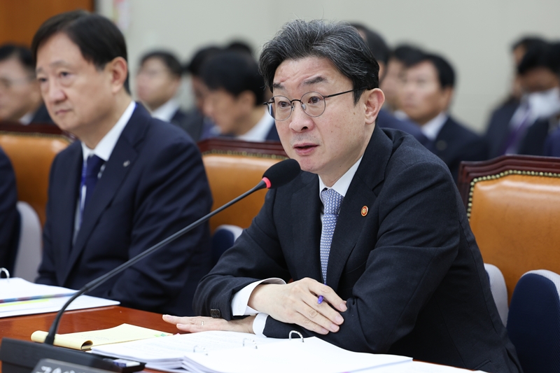 22일 국회 정무위원회 종합감사에서  이억원 금융위원장은 솔리다임 분할 상장이 중복상장에 해당하냐는 의원 질의에 “동의하며 중복상장 가이드라인 적용 대상”이라고 답했다. / 뉴시스