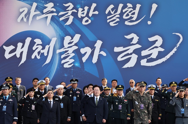 이재명 대통령이 10월 1일 충남 계룡대에서 열린 국군의 날 기념식에서 거수경례를 하고 있다. / 뉴시스
