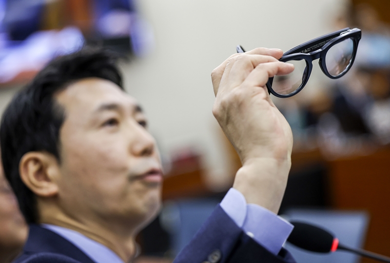 한국산업인력공단에서 주관하는  국가자격시험뿐 아니라 대학 입시 현장에서도 스마트안경을 활용한 부정행위가 적발됐다. 사진은 지난 23일 이정헌 더불어민주당 의원이 국회에서 열린 과학기술정보방송통신위원회의 종합감사에서 AI 스마트안경 관련 질의를 하며 안경을 들여보고 있는 모습이다./ 뉴시스