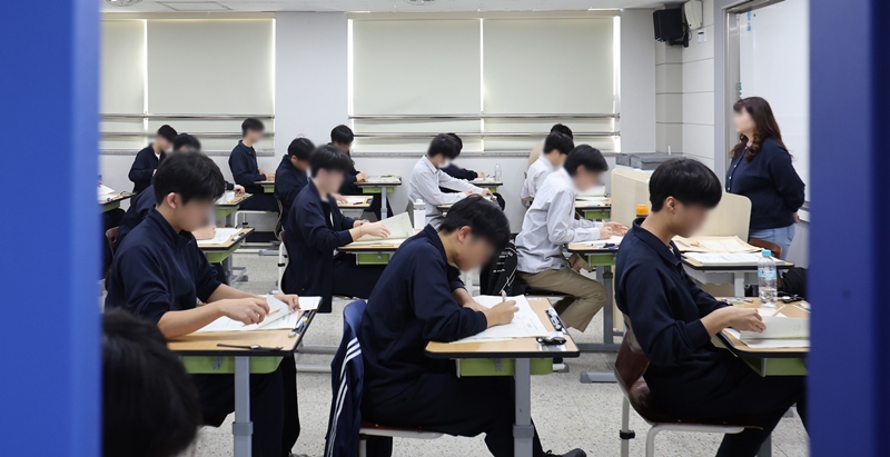 스마트안경을 활용한 'AI 커닝' 사례가 잇따르면서 오는 11월 19일 치러지는 '2027학년도 대학수학능력시험' 부정 행위 관리에 대한 긴장감이 커지고 있는 가운데, 수험생의 스마트안경 착용 여부까지 살펴야 하는 감독관들의 부담도 커지고 있다. 사진은 수능 전 마지막 모의고사인 '고3 전국연합학력평가'를 치르고 있는 고3 수험생들의 모습이다. / 뉴시스