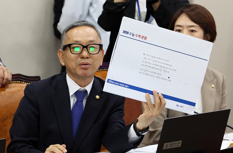 교육부는 모든 수험생의 안경을 확인하도록 한 것은 맞지만, 기존 본인 확인 절차와 함께 이뤄지는 만큼 감독관의 추가 부담이 크지 않을 것으로 보고 있다. 사진은 김문수 더불어민주당 의원이 지난 7일 국회에서 열린 교육위원회 국정감사에서 AI 스마트안경을 착용해 영어와 수학 문제를 푸는 과정을 시연하는 모습이다. / 뉴시스
