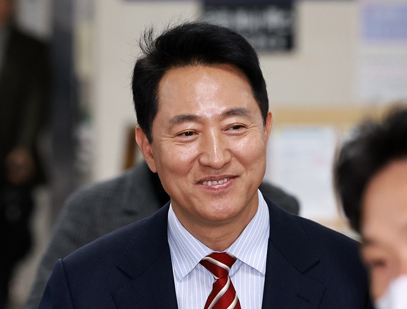 서울고등법원 형사7부(재판장 구회근)는 23일 오세훈 서울시장의 ‘명태균 여론조사비 대납 의혹’ 사건 항소심에서 원심의 유죄 부분을 파기하고 무죄를 선고했다. 1심에서 무죄로 판단한 부분에 대한 특검의 항소도 기각했다. / 뉴시스