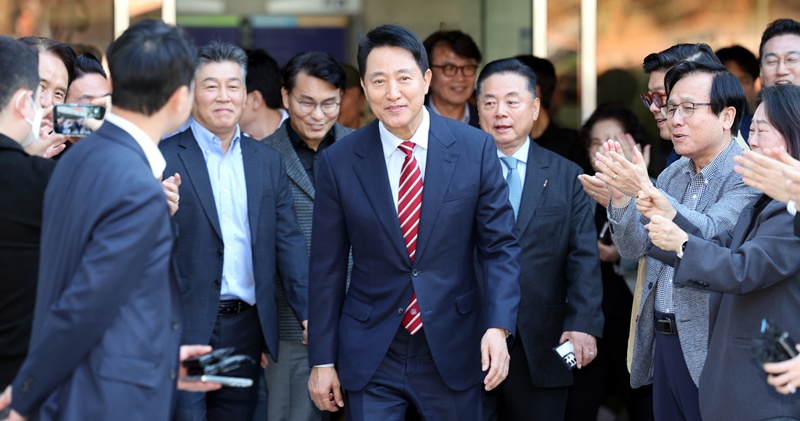오세훈 서울시장은 선고 직후 “국민 여러분들께 죄송하다”면서도 자신의 결백을 믿고 일할 기회를 준 서울시민들에게 고마움을 전했다. 또 “서울시민들의 믿음과 혜안에 어긋나지 않게 열심히 일해서 보답하겠다”고 감사를 표하며 잠시 울먹이기도 했다. / 뉴시스