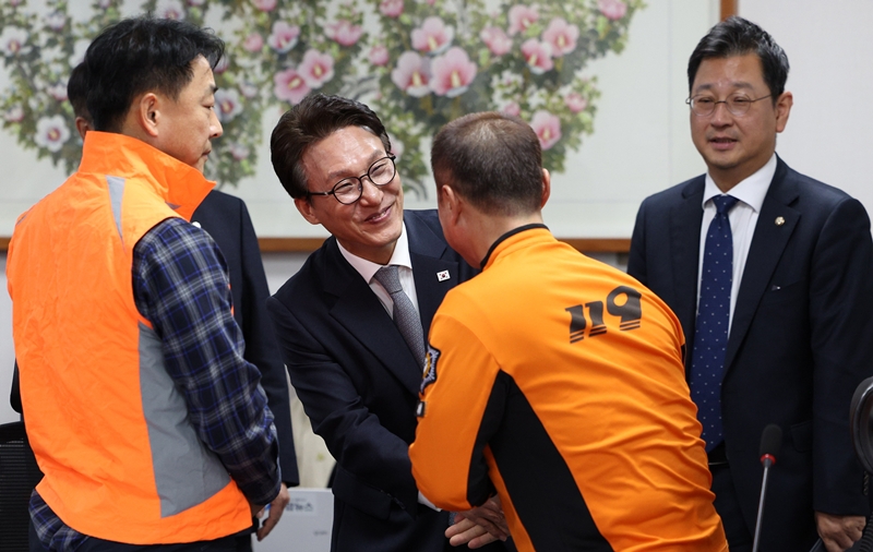 김민석 더불어민주당 대표가 23일 서울 여의도 국회 의원회관에서 열린 소방 현장 지원 강화를 위한 간담회에서 참석자들과 인사를 하고 있다. / 뉴시스