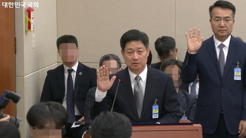 23일 홍범식 LG유플러스 대표가 국회 과학기술정보방송통신위원회 종합감사에 증인으로 출석해 해킹 의심 서버 폐기에 대해 회사 귀책사유가 확인된다면 책임을 지겠다고 밝혔다. 사진은 (왼쪽부터) 홍범식 LG유플러스 대표와 홍관희 LG유플러스 정보보안센터장이 국감에 출석해 증인 선서를 하고 있는 모습.  / 국회인터넷의사중계시스템
