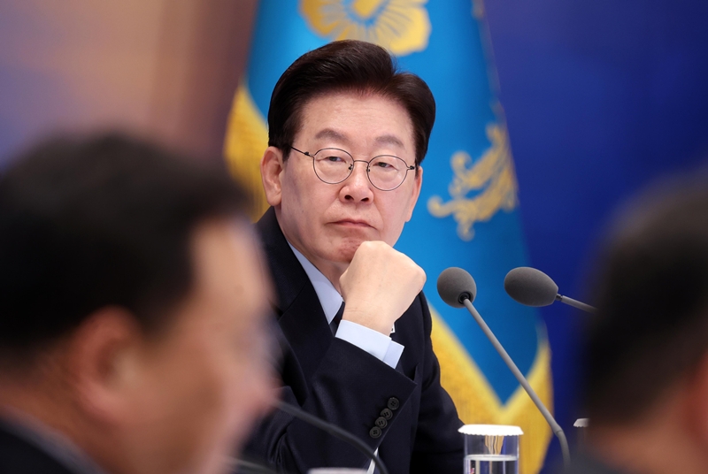 이재명 대통령이 23일 청와대 영빈관에서 열린 규제합리화위원회 제2차 전체회의에서 참석자의 발언을 듣고 있다. / 뉴시스