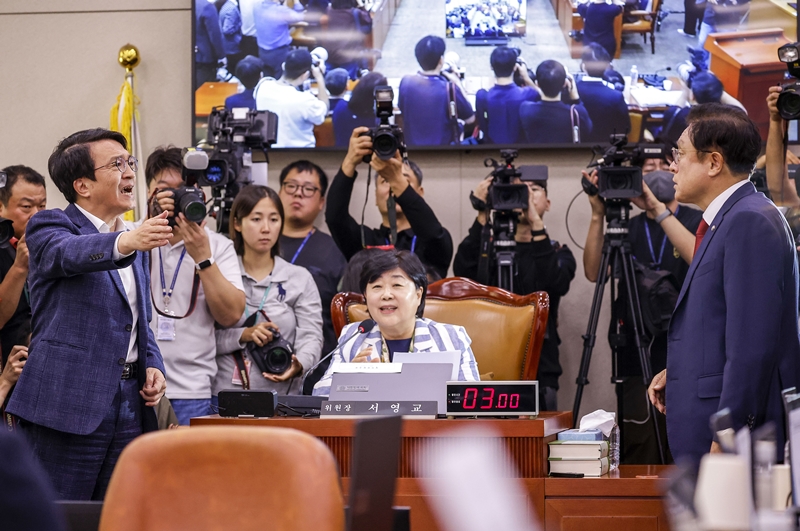 국회 국정감사가 막말과 고성으로 얼룩지고 있다. 사진은 지난 6일 국민의힘 의원들이 국회에서 열린 국회 법제사법위원회의 대법원 등 국정감사에서 서영교 위원장의 회의 진행방식에 대해 항의하고 있는 모습. / 뉴시스