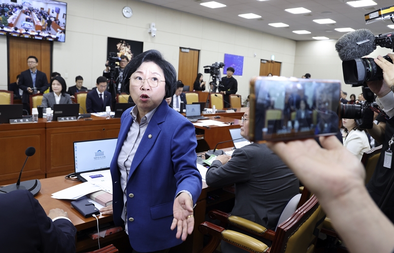 김현 더불어민주당 의원이 지난 22일 국회에서 열린 과학기술정보방송통신위원회의 방송미디어통신위원회 등에 대한 종합감사에서 자신의 자리 뒤에서 촬영을 하고 있는 이진숙 국민의힘 의원실 관계자에게 항의하고 있다. / 뉴시스