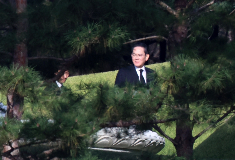 지난 23일, 경기도 수원 선영에서 고(故) 이건희 삼성 선대회장의 6주기 추도식에 참석한 이재용 삼성전자 회장. / 뉴시스