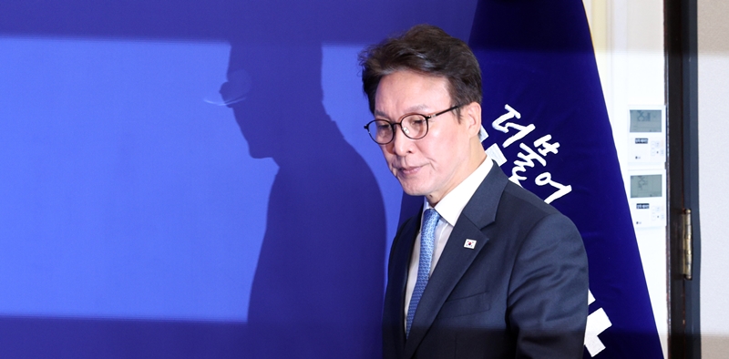 오세훈 서울시장의 정치자금법 위반 혐의 항소심이 무죄(1심 시장직 상실형)로 뒤집히면서 더불어민주당의 비판 화살은 사법부로 향하고 있다. 사진은 김민석 대표가 26일 국회에서 열린 최고위원회의에서 참석하고 있는 모습. / 뉴시스