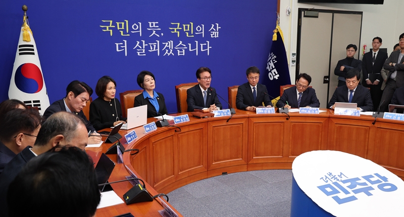더불어민주당이 오세훈 서울시장의 정치자금법 위반 혐의 항소심 무죄 선고를 계기로 사법부를 향한 공세 수위를 높이는 것은 당의 단일대오 분위기를 형성하기 위한 의도로 풀이된다. 사진은 김민석 대표가 26일 국회에서 열린 최고위원회의에서 발언하고 있는 모습. / 뉴시스