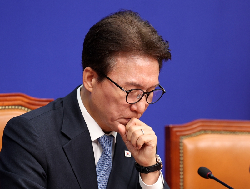 김민석 더불어민주당 대표가 26일 서울 여의도 국회에서 열린 최고위원회의에서 생각에 잠겨 있다. / 뉴시스