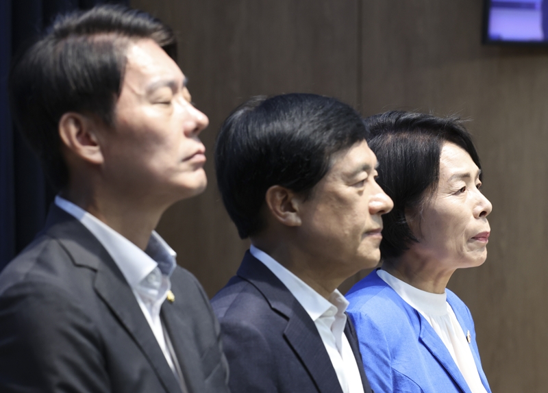 친청계로 분류되는 최민희(오른쪽부터), 이성윤, 한민수 최고위원이 지난 8월 13일 오전 서울 여의도 국회에서 긴급 기자회견을 하고 있다. / 뉴시스