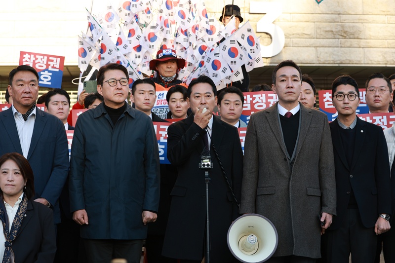 장동혁 국민의힘 대표가 28일 오전 서울 송파구 올림픽공원 핸드볼경기장 앞에서 선관위 특검 현장 검증 관련 기자회견을 하고 있다. 선관위 특검은 이날 올림픽공원 핸드볼경기장에 보관 중인 송파구 투표지 약 247만 장과 현장 CCTV를 포함한 물품에 대하여 임의검증을 실시할 예정이다. / 뉴시스