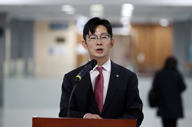 박충권(사진) 국민의힘 수석대변인은 28일 ‘미군은 못 믿겠다는 국방장관, 국민은 장관을 못 믿겠습니다’라는 제목의 논평에서 “국방장관의 입이 73년 혈맹의 신뢰를 흔들고 있다”고 비판했다. 이어 “동맹의 방위공약을 국방 수장이 스스로 흔든 것”이라고 덧붙였다. / 뉴시스