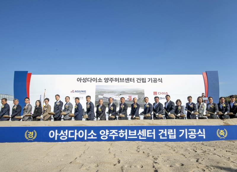 ㈜아성다이소 박정부 회장(오른쪽에서 열세번째)과 양주시 정덕영 시장(오른쪽에서 열다섯번째) 등 주요 참석자들이 26일 양주시 은남산업단지에서 열린 ‘양주허브센터 건립 기공식’에서 시삽하고 있다. / ㈜아성다이소