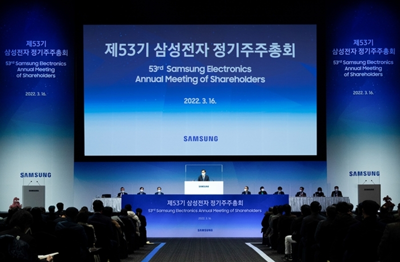 이번 과징금은 수백억원의 금전적 피해가 문제가 아닐 수 있다. 글로벌 경쟁이 주 활동 무대인 삼성전자 입장에선 브랜드 신뢰 가치 훼손이 훨씬 더 큰 피해로 다가올 수 있다. 실제로 지난 2022년 삼성전자 주총 현장에서도 많은 주주들이 GOS 논란과 관련한 질타를 쏟아냈다. 이에 대해 故 한종희 삼성전자 부회장을 비롯, 임원들은 공식적으로 사과하기도 했다. / 삼성전자