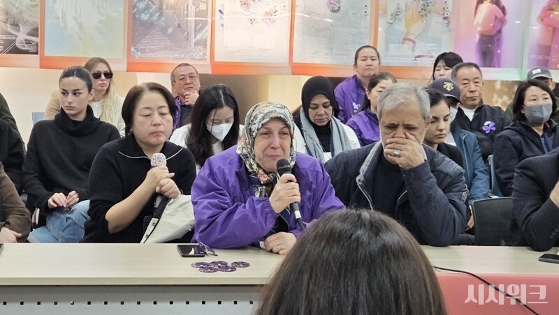 28일 서울 종로구 적선현대빌딩 '별들의집'에서 진행된 이태원 참사 외국인 유가족 내외식 기자간담회 현장에서 울분을 토하는 이란 희생자 고(故) 알리 파라칸드 씨의 어머니의 모습이다. / 이민지 기자