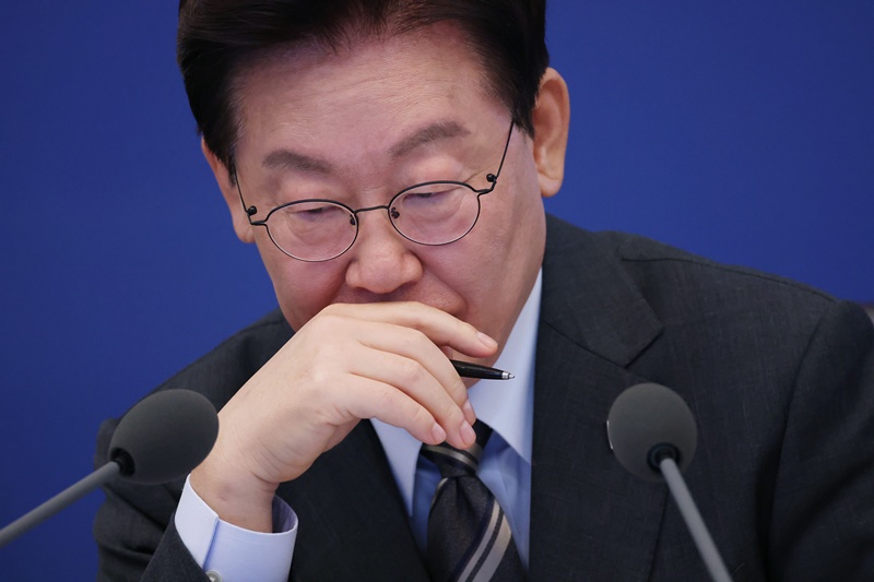 이재명 대통령이 의무공개매수제 도입과 관련해 일반주주의 매각 기회를 보장하면서 기업 인수·합병(M&A)의 자금 부담도 조정할 방안에 대한 의견을 구했다. / 뉴시스
