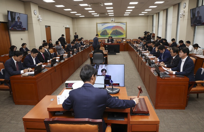 지난달 17일 열린 국회 정무위원회 전체회의에서 의무공개매수 도입 자본시장법 개정 대안 심사와 관련해 한창민 사회민주당 의원은 일반주주의 매각 기회가 제한된다고 지적했고, 조정훈 국민의힘 의원은 인수자금 부담이 커질 수 있다고 우려했다. / 뉴시스