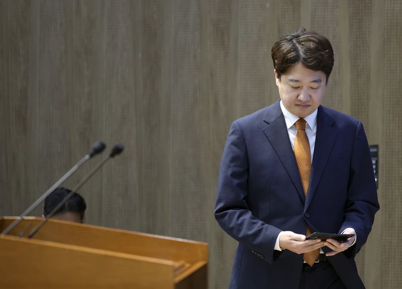 이준석 개혁신당 의원의 계산이 분주해지고 있다. 향후 국민의힘 전당대회와 차기 총선으로 이어질 보수 재편 과정에서 자신의 공간을 확보하려는 포석이다. / 뉴시스