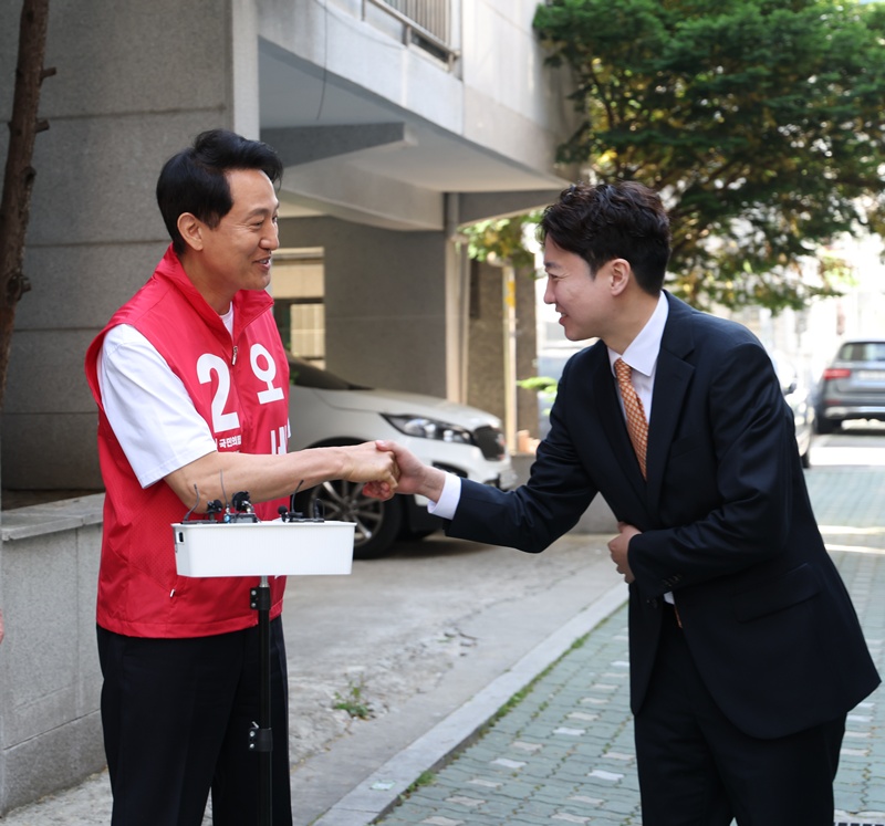 이준석 의원은 26일 서울 용산구 서울시장 공관에서 오세훈 시장이 마련한 범야권 의원들과의 만찬에 참석했다. 이 자리에서 이 의원은 ‘오뚝이처럼, 세파를 이겨내니, 훈풍이 분다’는 삼행시로 오 시장의 무죄 선고를 축하한 것으로 전해졌다. / 뉴시스