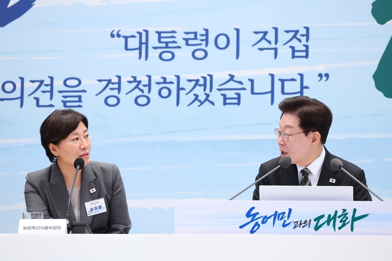 이재명 대통령이 지난 26일 청와대 영빈관에서 열린 '농어민과의 대화'에서 송미령 농림축산식품부 장관과 대화를 하고 있다. / 뉴시스