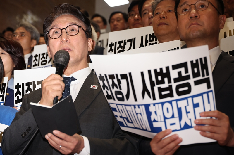 김민석 더불어민주당 대표가 지난달 22일 여의도 국회에서 조희대 대법원장의 대법관 재제청 거부 관련 규탄대회에서 발언하고 있다. / 뉴시스