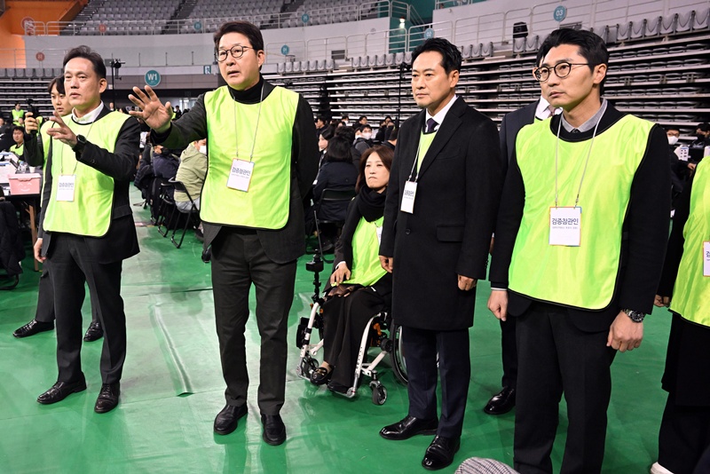 장동혁 국민의힘 대표가 28일 서울 송파구 올림픽공원 핸드볼경기장에서 열린 선관위 특검의 6·3 지방선거 투표용지 공개검증에 참관인으로 참석했다. /뉴시스