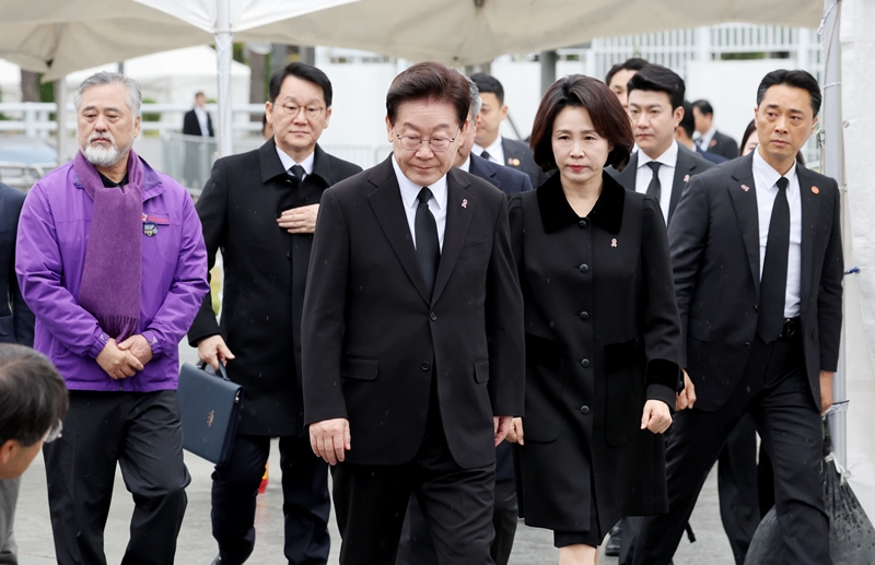 이재명 대통령과 김혜경 여사가 29일 서울 종로구 광화문 광장에서 열린 10·29 이태원 참사 4주기 기억식에 입장하고 있다. / 뉴시스