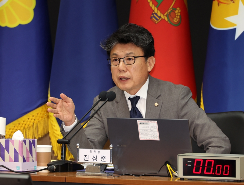 미국이 더불어민주당 소속 진성준 국회 국방위원장의 비자 발급을 거부하면서 논란이 일고 있다. 사진은 진 원장이 지난 20일 오후 충남 계룡시 계룡대에서 열린 국방위의 해군본부 등에 대한 국정감사에서 질의하고 있는 모습. / 뉴시스