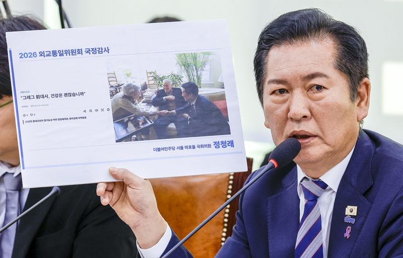 미국이 더불어민주당 정청래 전 대표에 이어 진성준 국회 국방위원장에 대한 비자 발급까지 제동을 걸자, 여야의 입장은 극명히 엇갈렸다. 사진은 정 전 대표가 지난 27일 국회에서 열린 외교통일위원회의 종합감사에서 미국비자와 관련한 신상발언을 하고 있는 모습. / 뉴시스