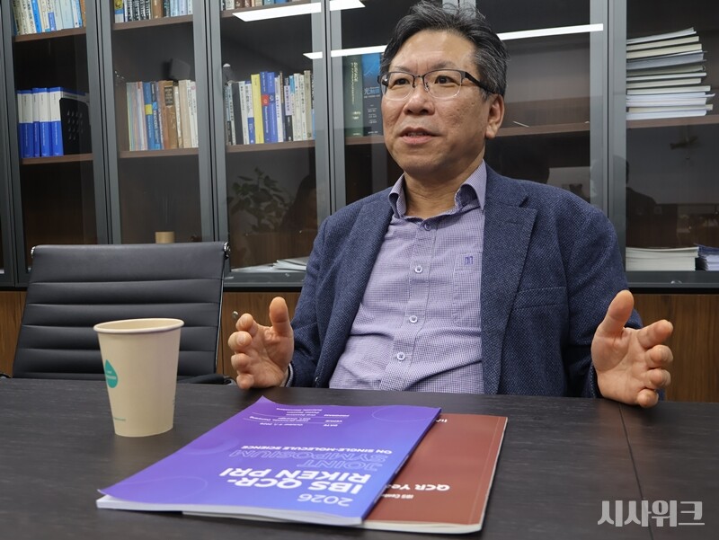 김유수 단장이 이끄는 양자변환 연구단은 분자 하나가 받은 에너지가 어떻게 전달되고 다른 형태로 바뀌는지 연구한다. 미세한 변화를 측정할 수 있는 장비뿐 아니라, 관측한 결과가 무엇을 의미하는지 이해하고 해석하는 능력이 필요하다. / 시사위크 취재팀