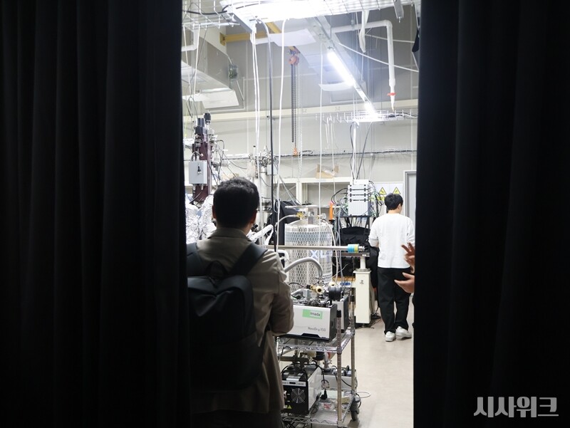 두꺼운 검은 천으로 덮인 연구실 내부의 모습. 마치 고전영화 속 사건 사진현상소를 연상케 했다. / 시사위크 취재팀