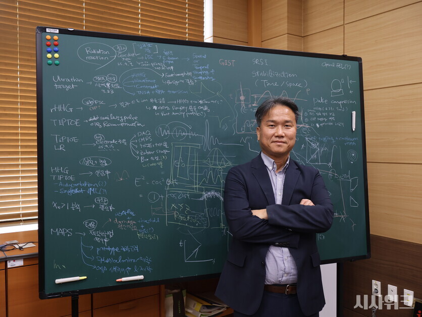 김경택 기초과학연구원(IBS) 상대론적 레이저과학 연구단장은 빛과 물질의 비밀을 밝히고자 하는 과학자다. 이를 위해서 온도와 습도, 진동을 관리하고 장비를 점검하며 원하는 실험 조건을 만들어야 한다. 그에게 레이저 시설을 갖추는 일은 다음 실험을 준비하는 출발점이다. / 시사위크 취재팀