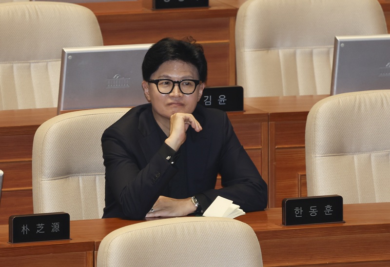 한동훈 무소속 의원의 고민이 깊어지고 있다. 오세훈 서울시장이 항소심 무죄 선고 이후 ‘보수 통합’을 내세워 접점을 늘리는 가운데 한 의원 역시 보수 재편 과정에서 자신의 자리를 확보해야 하기 때문이다. / 뉴시스