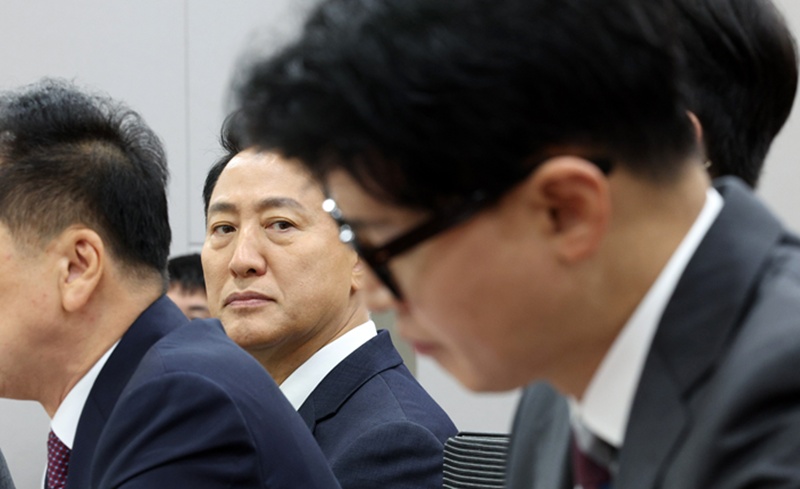 오세훈 시장의 존재감이 커지는 가운데 한동훈 의원도 통합에 함께할 뜻을 내비쳤다. 그는 25일 KBS ‘일요진단’에서 오 시장을 “굉장히 합리적인 분이고, 보수 진영의 승리를 위해서 힘을 합치고 함께 가야 할 분”이라고 평가했다. 사진은 한동훈 의원을 바라보는 오세훈 시장의 모습. / 뉴시스