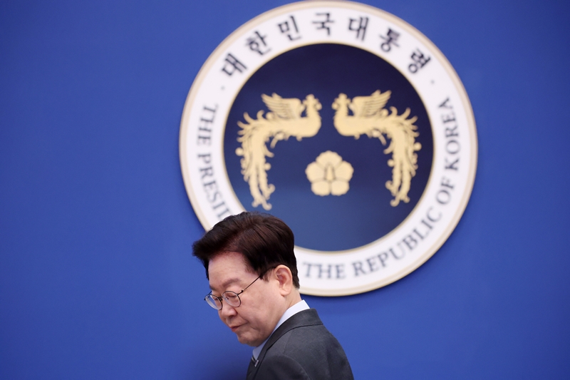 이재명 대통령이 지 27일 청와대에서 열린 국무회의에서 국민의례 후 자리에 앉고 있다. / 뉴시스