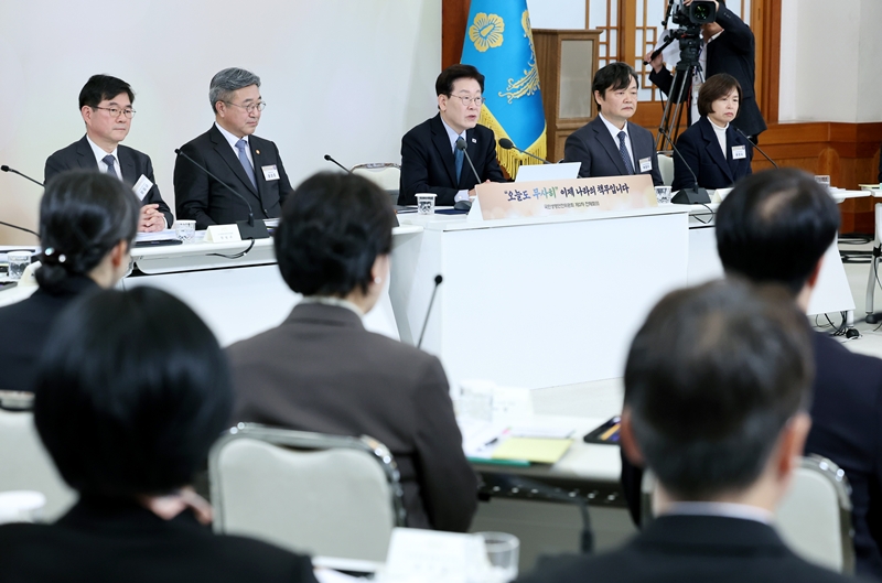 이재명 대통령이 28일 청와대에서 열린 국민생명안전위원회 제2차 전체회의에서 발언을 하고 있다. (청와대통신사진기자단) / 뉴시스