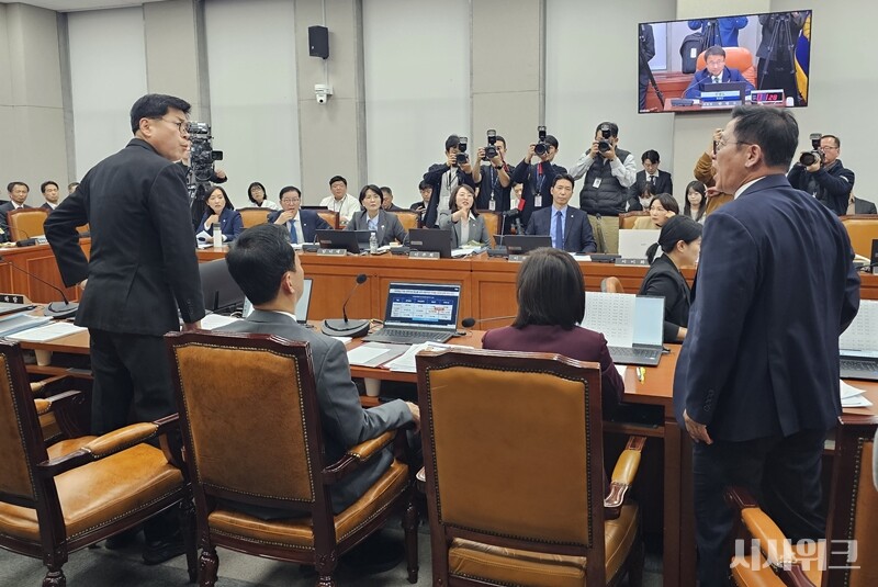 29일 국회 운영위원회에서 실시된 청와대 국정감사에서 김준형 조국혁신당 의원(왼쪽)과 이상휘 국민의힘 의원이 설전을 벌이고 있다. / 전두성 기자
