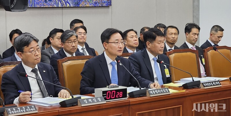 임광현 대통령비서실장이 29일 국회 운영위원회에서 실시된 청와대 국정감사에 참석에 의원들의 질의에 답하고 있다. / 전두성 기자