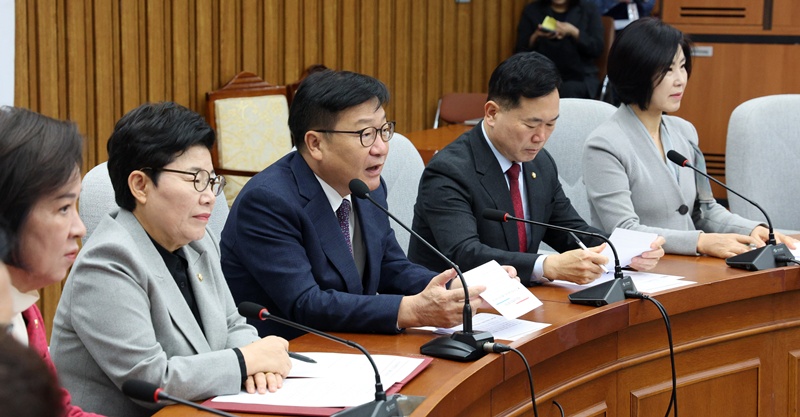 정점식(가운데) 국민의힘 원내대표는 30일 국회에서 열린 국정감사대책회의에서 “다음 주 이재명 대통령의 국회 시정연설을 시작으로 11월 예산안 심사가 예정돼 있다”며 “시정연설을 통해 미래 세대를 약탈하는 포퓰리즘 정책과의 결별을 선언해야 한다”고 말했다. / 뉴시스
