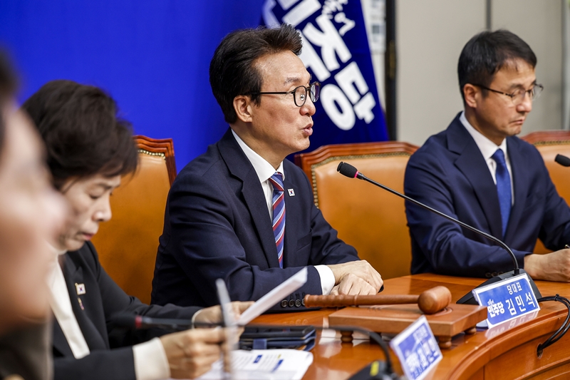 더불어민주당은 장동혁 국민의힘 대표가 선거관리위원회 특별검사팀의 서울 올림픽공원 투표지 검증이 마무리된 후 ‘부정선거’, ‘야반도주’ 등의 발언을 하며 공세를 이어가는 것을 두고 “당권을 사수하려는 정치적 꼼수 이상도 이하도 아니다”라고 직격했다. 사진은 김민석 대표가 30일 국회에서 열린 최고위원회의에서 발언하고 있는 모습. / 뉴시스