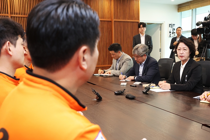 추미애 경기지사가 20일 경기 수원시 영통구 경기도청 집무실에서 전국공무원노동조합 소방본부와 간담회를 하고 있다. (공동취재) / 뉴시스