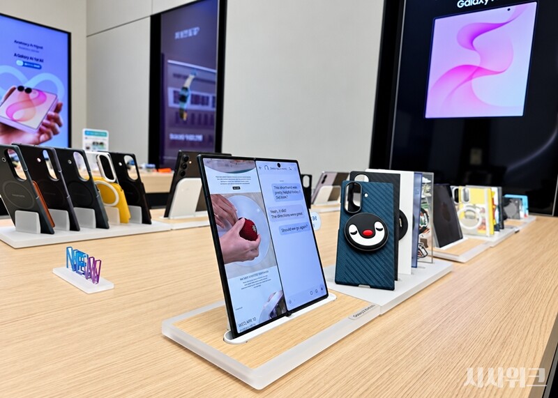 애플의 첫 폴더블 스마트폰 ‘아이폰 듀오(iPhone Duo)’가 출시 직후 화면 파손 논란에 휩싸였다. 많은 기대를 모았던 애플의 폴더블폰 신제품 모델이었던 만큼 소비자들의 실망도 큰 상황이다. 동시에 폴더블폰에선 ‘선배’격인 삼성전자의 ‘갤럭시폴드’가 재조명 받고 있다. / 박설민 기자