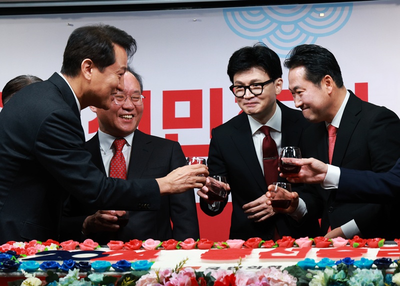 오세훈 서울시장의 항소심 무죄 선고 이후 보수 진영의 차기 주자 경쟁에 변화가 나타나고 있다. 오 시장의 당원 지지 확보와 장동혁 국민의힘 대표의 주도권 유지, 한동훈 무소속 의원의 복당 여부가 세력 재편의 변수로 꼽힌다. 사진은 2024년 1월 1일 서울 영등포구 국민의힘 중앙당사에서 열린 신년인사회에서 참석자들이 건배하는 모습이다. / 뉴시스