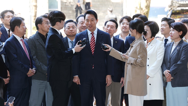 지난 23일 오세훈 서울시장의 정치자금법 위반 사건 항소심 선고에 국민의힘 윤상현·김석기·신성범·이만희·김미애·권영진·엄태영·조은희·조정훈·박수민·서명옥·이상휘·김소희 의원과 이준석 개혁신당 의원 등이 서울고등법원을 찾았다. / 뉴시스