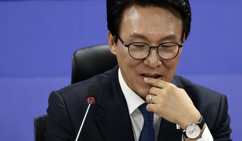 김민석 더불어민주당 대표가 대통령을 향한 진영 내부의 공격과 대통령의 발언 논란에 적극적인 조정 역할을 하지 않으면서 리더십이 부족하다는 비판이 나온다. / 뉴시스